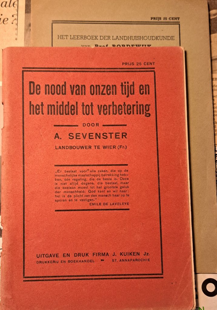 Arjen Sevenster, zijn boerderij en een aantal van zijn boekjes.