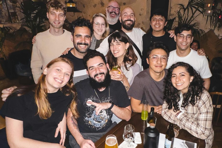 Foto door Matheus Bertelli op Pexels: https://www.pexels.com/nl-nl/foto/vriendenbijeenkomst-in-een-bar-15141482/